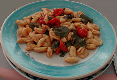 CAVATIELLI CON LE FOGLIE DI CAPPERI