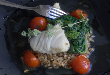 TOURNEDOS DI BACCALA' ARROSTITO IN PADELLA ALL'AGLIO FRESCO CON CROSTONE DI FARRO E CIME DI RAPA