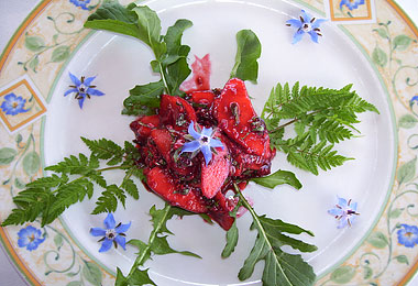 INSALATINA DI PERE, LAMPONI, TARASSACO E ACETO BALSAMICO TRADIZIONALE DI MODENA