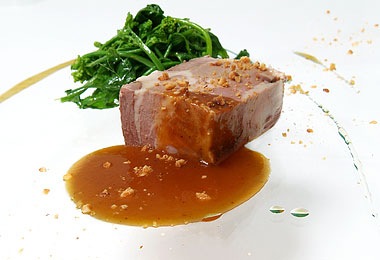 MAIALINO NERO DEI NEBRODI AL MARSALA E FICHI D'INDIA SECCHI, FOGLIE DI SENAPE E NOCCIOLE