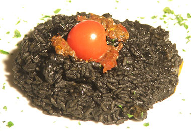 RISOTTO NERO CON CALAMARETTI 