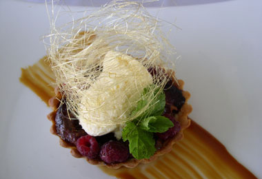 CROSTATA DI FRUTTI DI BOSCO, LA LORO CONFETTURA, CREMA  AL MASCARPONE E PORTO, CARAMELLO